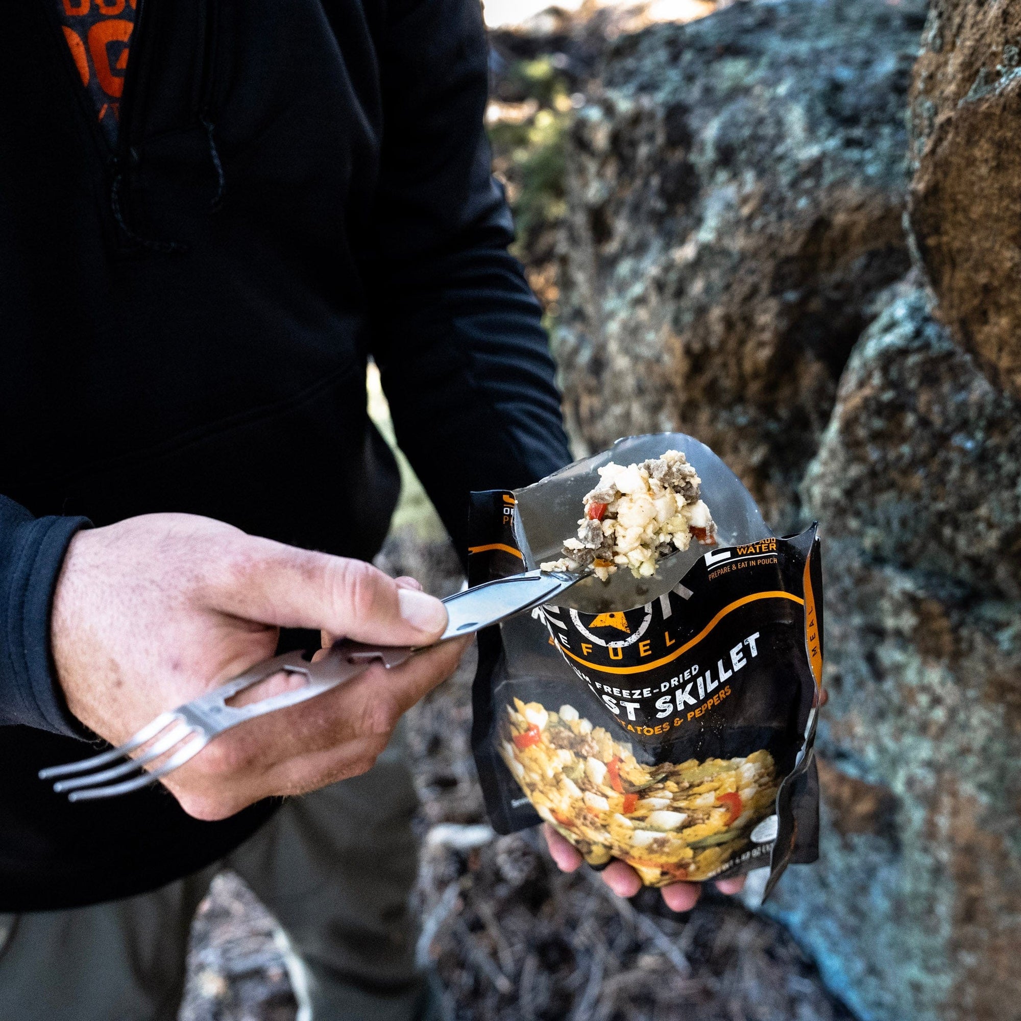 Outdoor Edge ChowPal · getrennte Gabel und Messer-Löffel-Einheit am Kochsystem