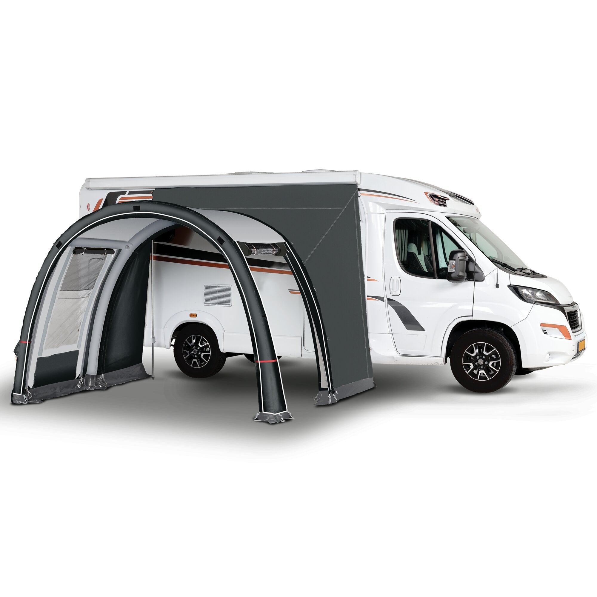 Seitenansicht eines weißen Wohnmobils mit großem grauen Busvorzelt Traveller Air Modular, montiert am Wagen; offener Eingangsbereich und Zeltfenster sichtbar