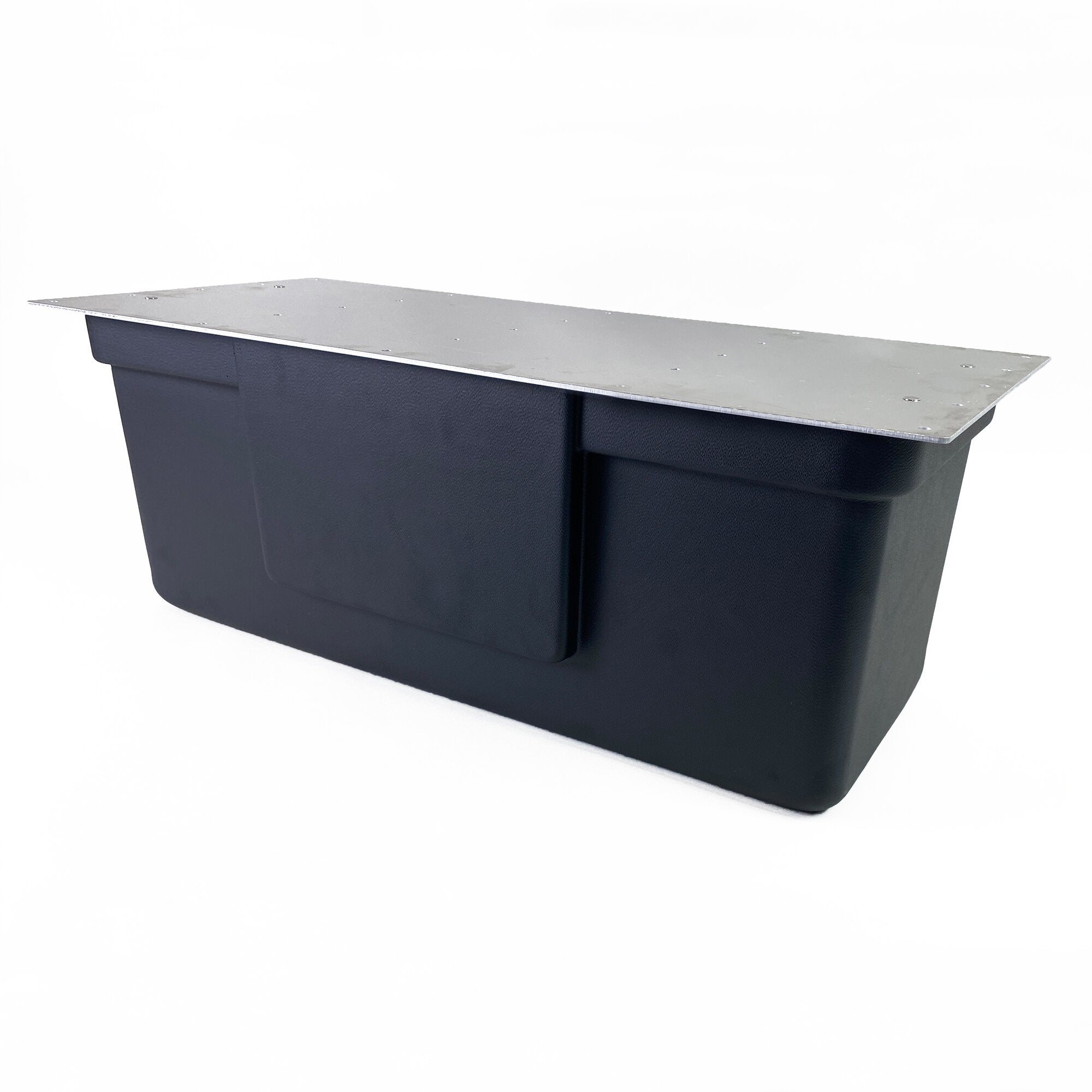 Schwarze Unterflur-Staubbox aus Kunststoff mit flachem silbernen Metalldeckel, darauf sichtbare Schraubenreihen und eine glatte Oberseite