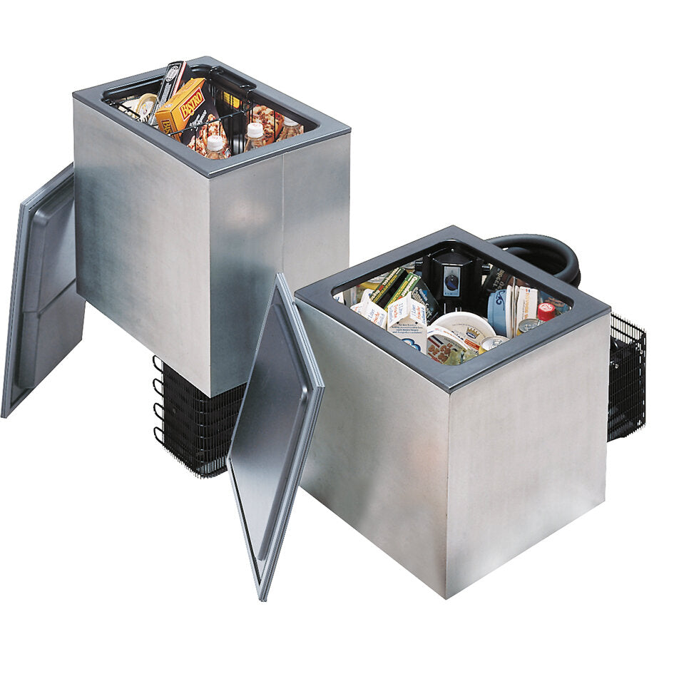 Zwei quadratische Kühlboxen aus Edelstahl mit durchsichtigem Deckel, im Innenraum befinden sich Flaschen, Snacks und Verpackungen
