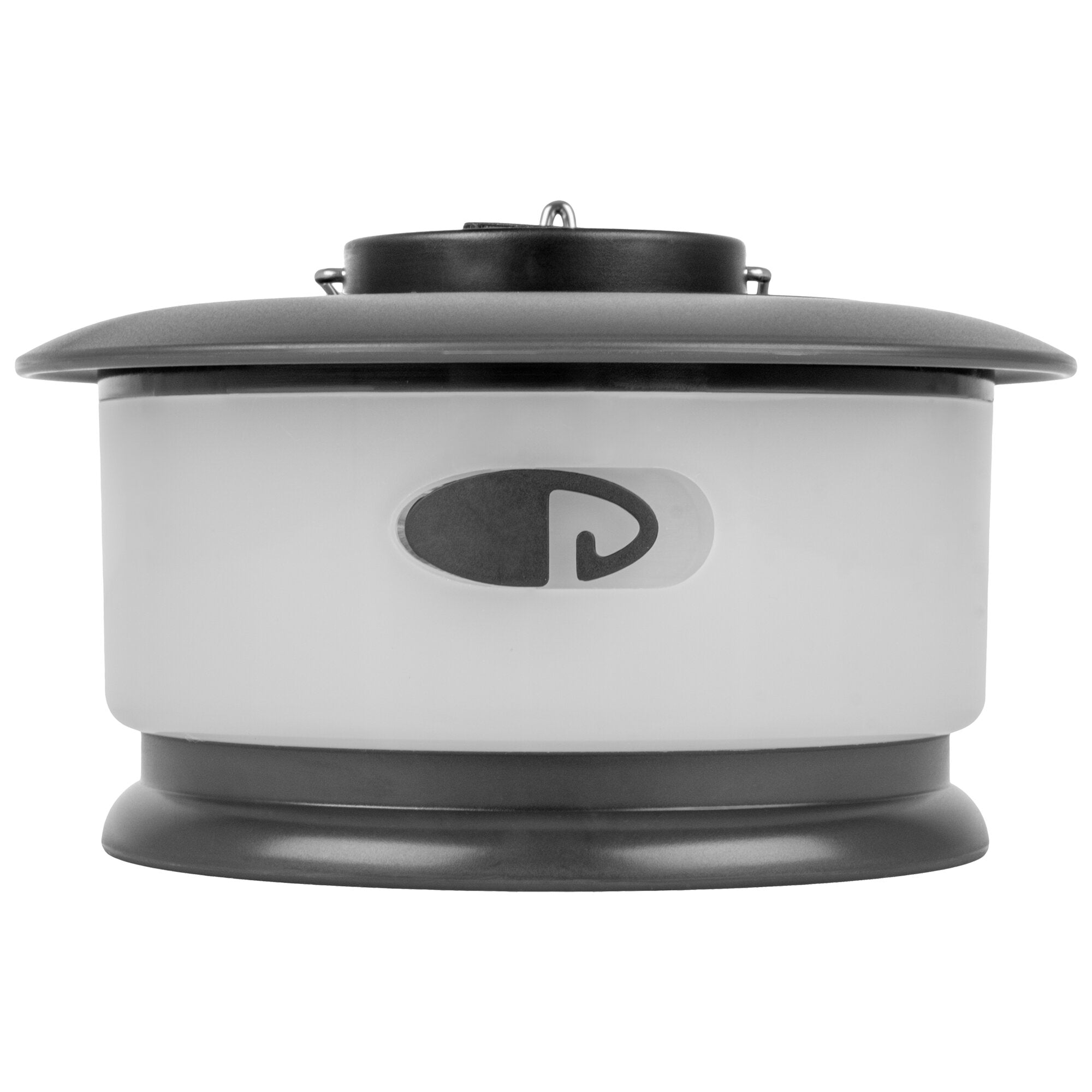 Nahaufnahme der Oberseite einer weißen LED-Campinglampe mit schwarzem Deckel, Metallaufhängeschlaufe und Logo auf der Seite