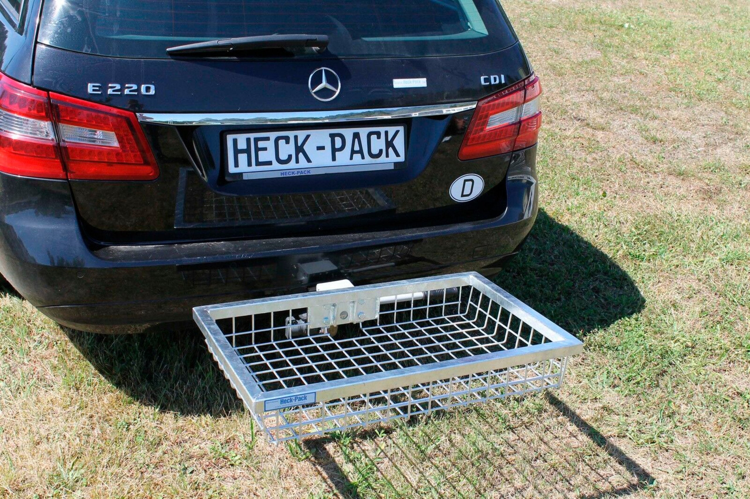 Robuster Heckträger aus silbernem Metallgitter, montiert an schwarzem Auto mit Heckklappe, flache Transportplattform,.