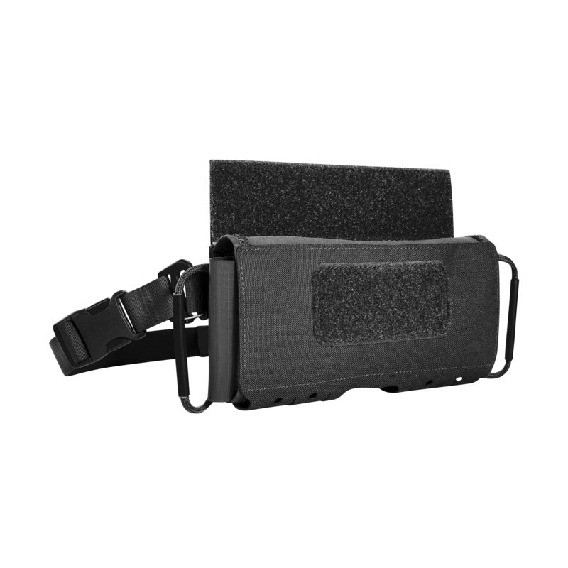 Schwarze Tasmanian Tiger IFAK Pouch Dual VL mit Klettfläche, MOLLE-Befestigung und verstellbarem Gurt.