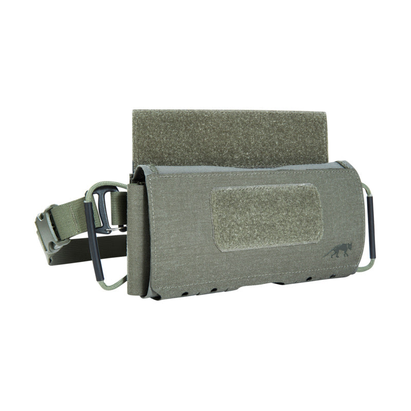 Olivgrüne Tasmanian Tiger IFAK Pouch mit Klettverschluss, MOLLE-Befestigung und seitlichen Kabelschlaufen.