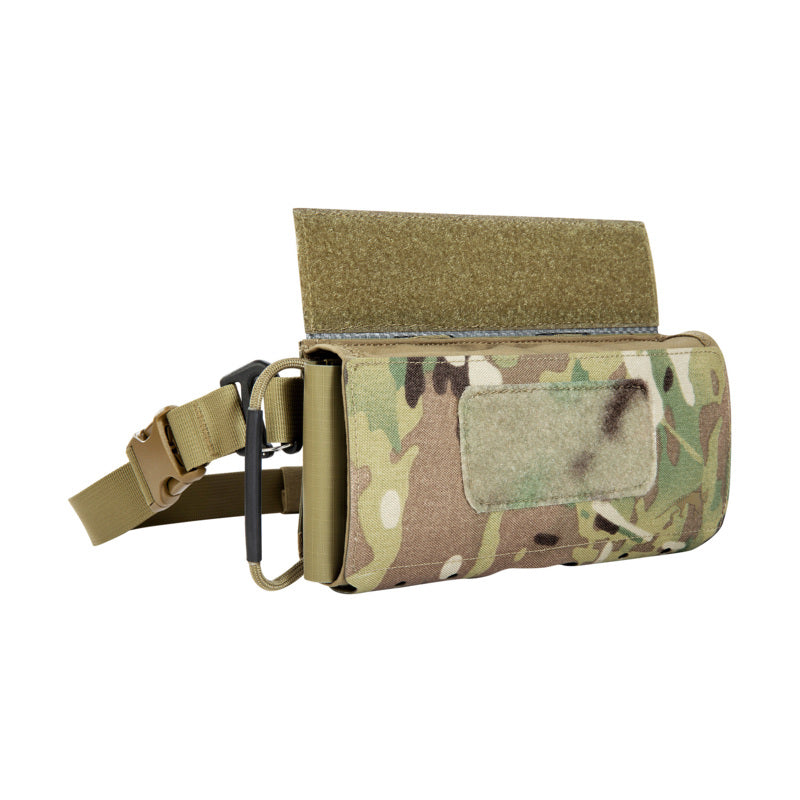 Tarnfarbene Tasmanian Tiger IFAK Pouch Dual VL mit geöffnetem Klettverschluss und seitlicher Schnalle.