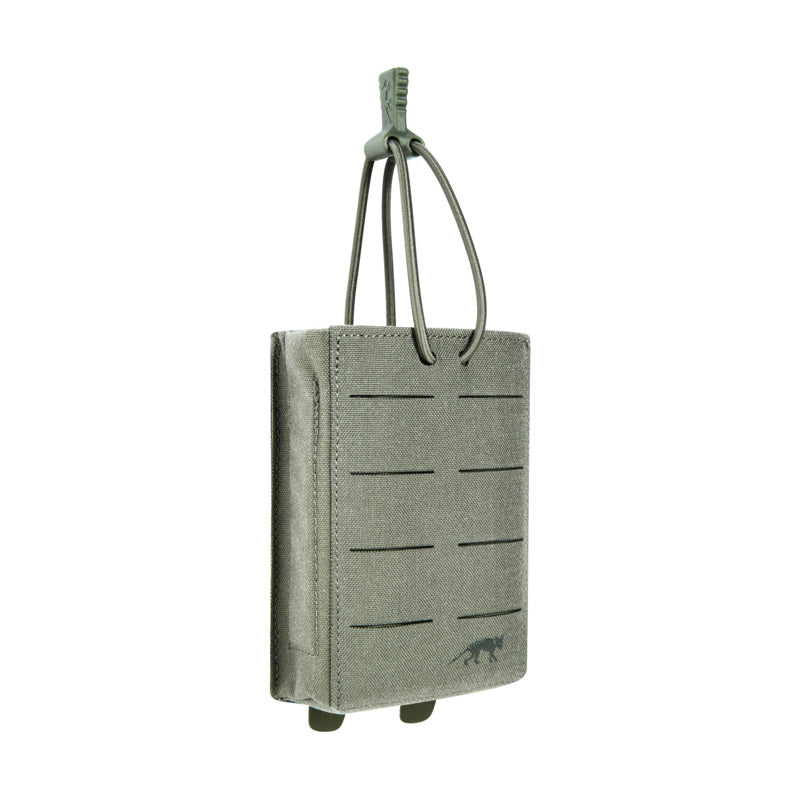 Olivegrüne Tasmanian Tiger SGL Mag Pouch mit MOLLE-Schlitzen und verstellbarem Zugband auf weißem Hintergrund.