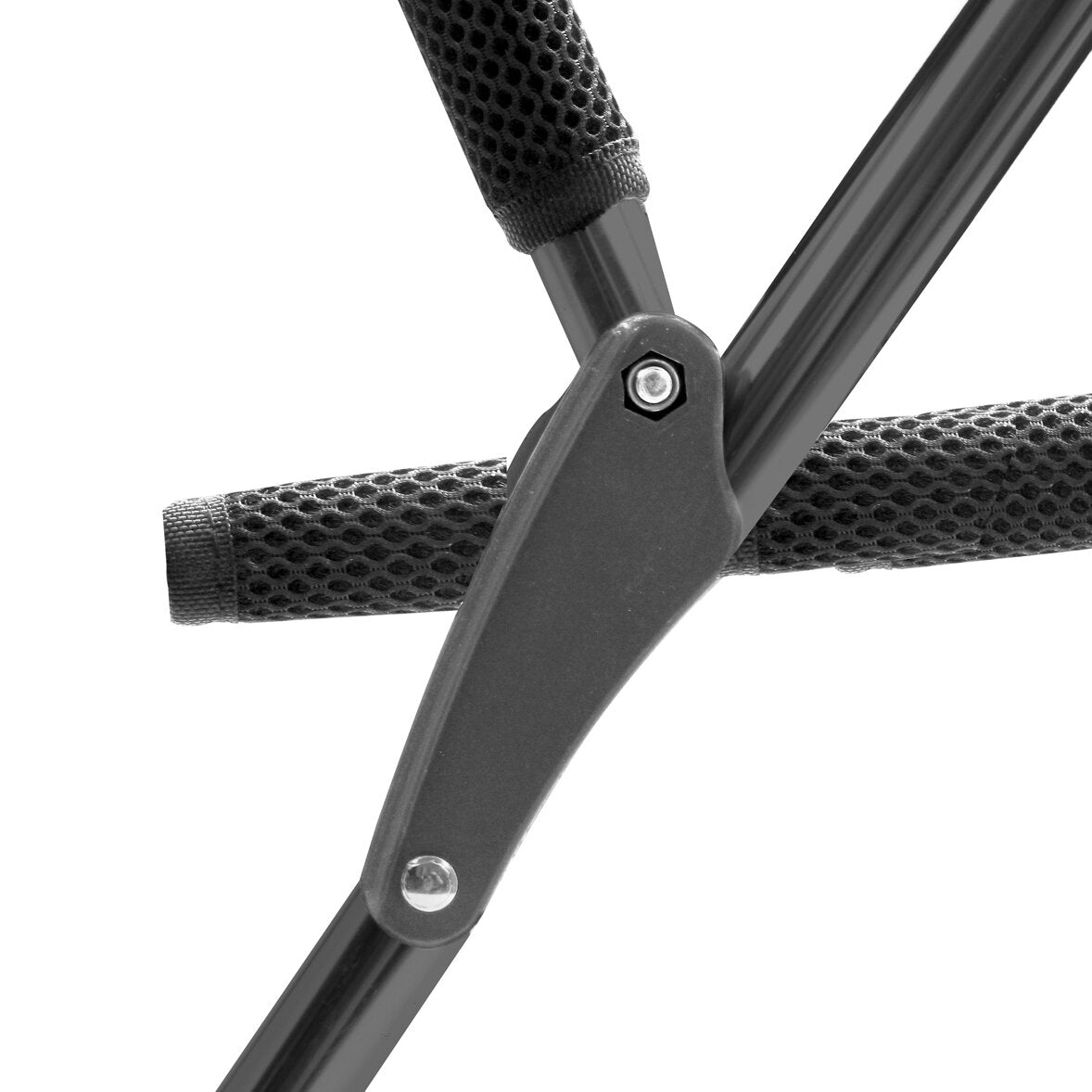 Nahaufnahme eines Gelenks am Stuhl-/Tischset Compact: zwei dunkle Metallrohre kreuzen sich, Kunststofflager mit Bolzen, Mesh-Abdeckung um die Rohre