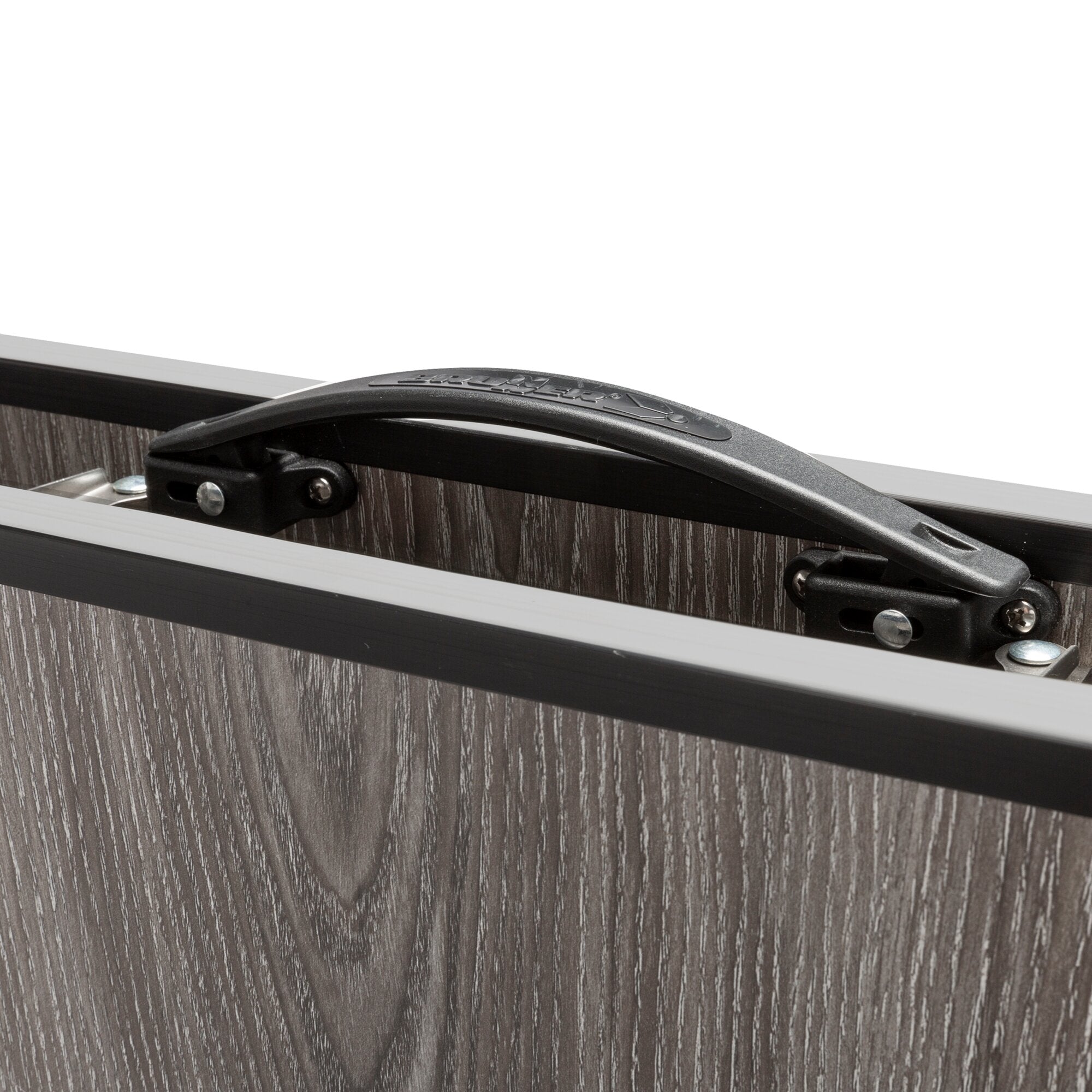 Nahaufnahme der Seitenkante eines Campingtisches ComPack Square mit Holzoptik-Furnier, silbernem Rahmen und schwarzem Griff