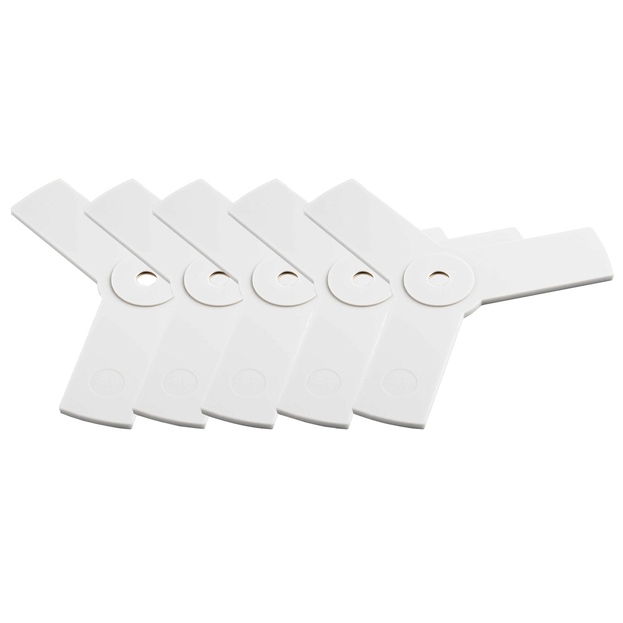 Mehrere weiße flache Kunststoffplatten mit runden Verbindungsstücken, diagonal im unteren Bildrand angeordnet, sichtbar als Magnet-Sandwich