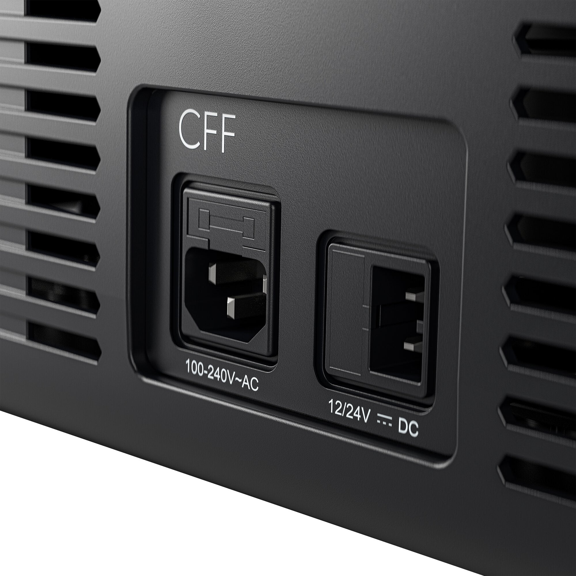 Nahaufnahme einer schwarzen Front einer Kühlbox mit seitlichen Lüftungsschlitzen, CFF-Logo und einem Bedienfeld, darunter 100-240V~AC