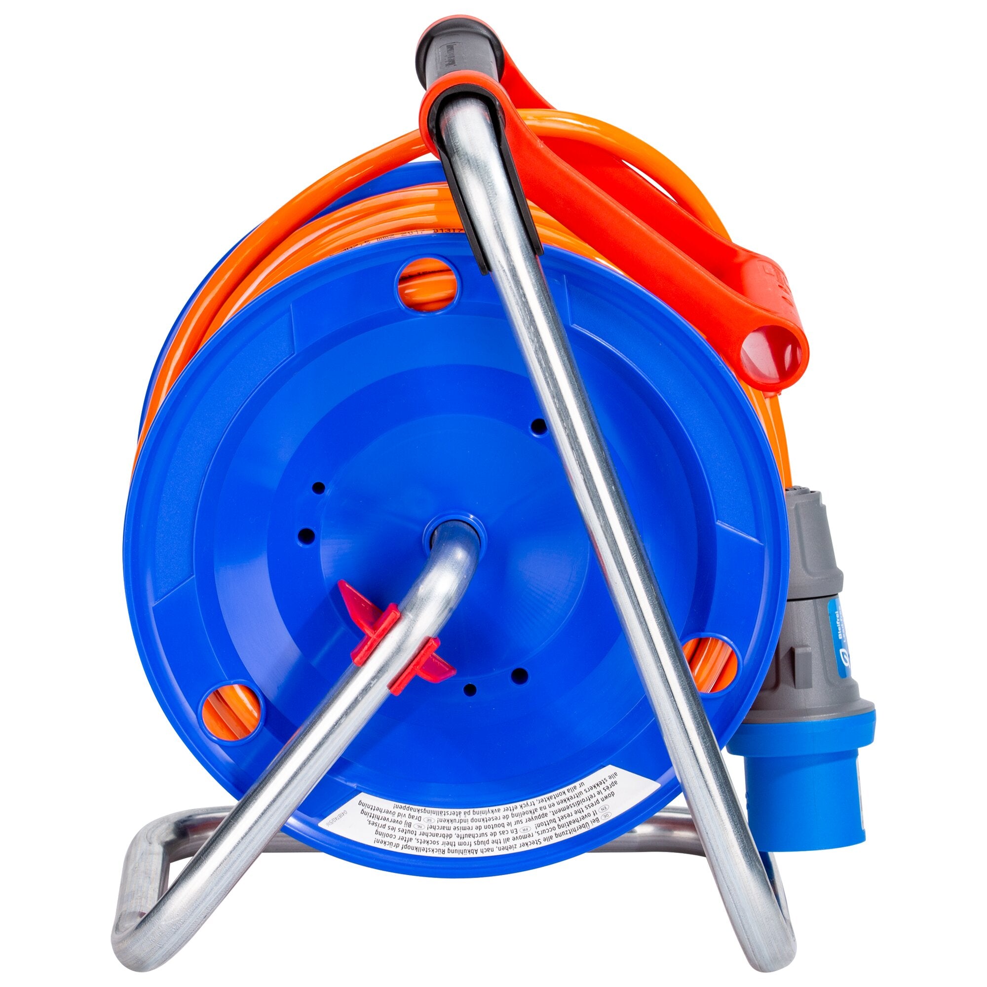 Nahaufnahme einer Kabeltrommel mit blauem Gehäuse und orange Kabel, rotem Halter, silbernem Metallgriff vor weißem Hintergrund, Perspektive von oben