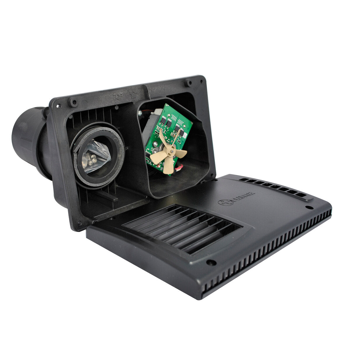 Offene Innenansicht eines schwarzen Wandkamin-Moduls, Ventilator mit beigen Flügeln, Elektronikplatine, Blende und Lüftungsschlitze im Gehäuse