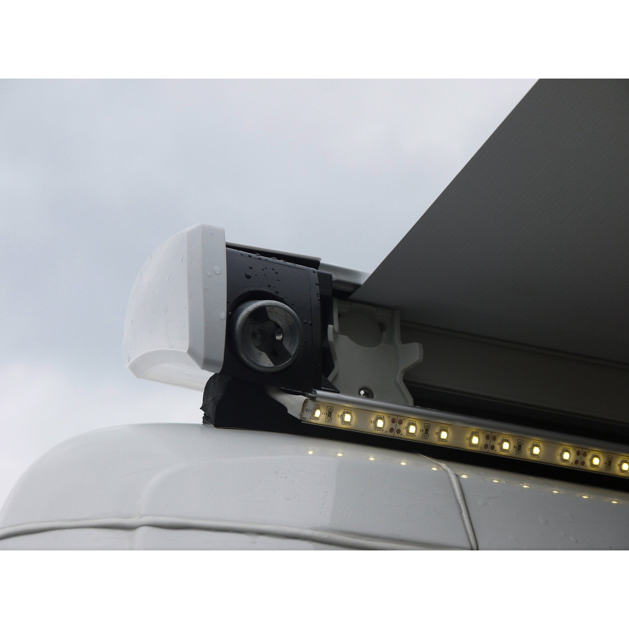 Nahaufnahme der LED-Strip-Fixierung am Omnistor 6200/6300/9200: LED-Leiste mit gelben LEDs in weißer Kunststoffhalterung vor grauem Hintergrund