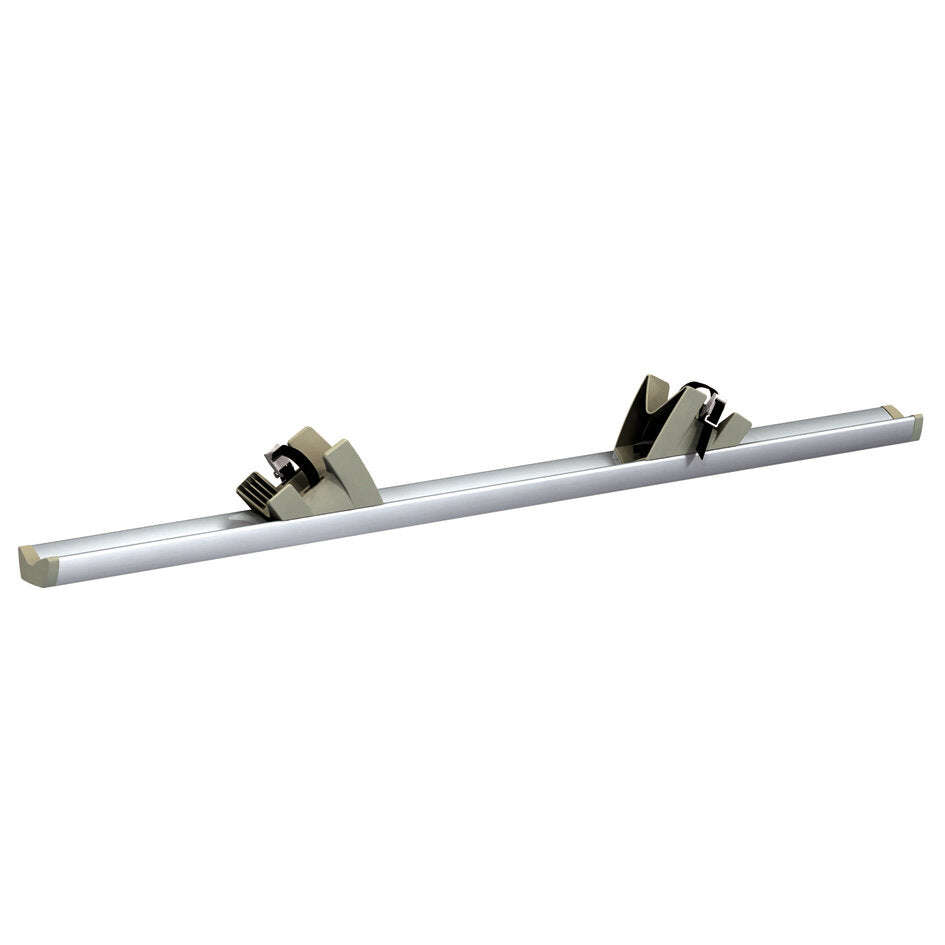 Eine lange silberne Metall-Schiene liegt horizontal, darauf befinden sich zwei graue Radschalen-Halter aus Kunststoff