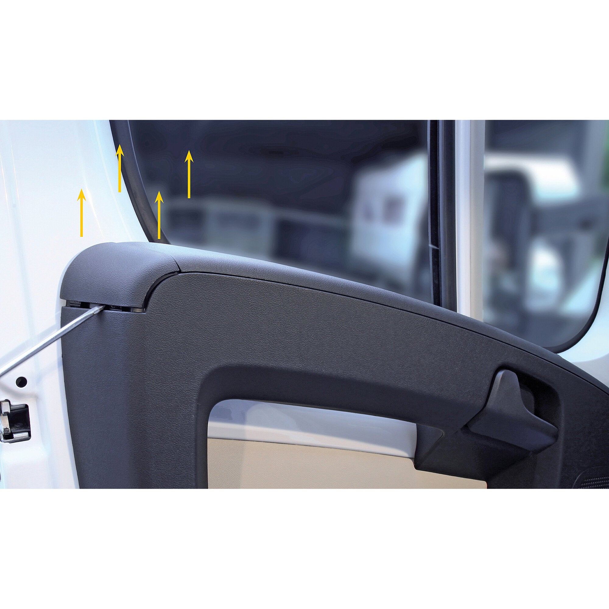 Innenansicht einer Fahrertür eines Transporters, graue Kunststoffverkleidung, Fenster und gelbe Pfeile, die nach oben zeigen