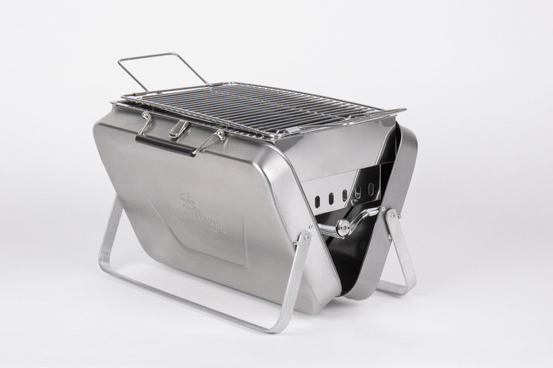 Holiday Travel Edelstahl-Koffergrill aufgebaut mit Grillrost und Standbügeln