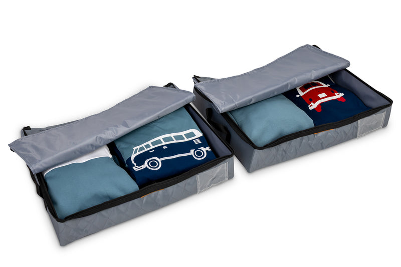 Zwei Holiday Travel Faltboxen mit geöffnetem Reißverschlussdeckel und Kleidung