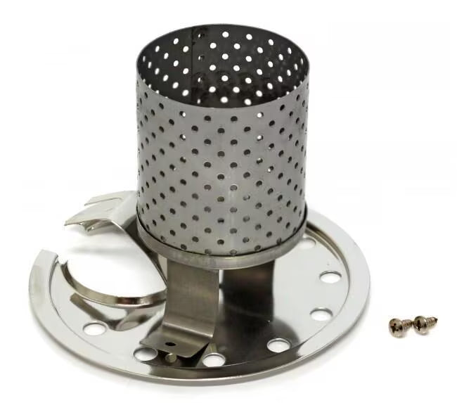Runder, silberner Petromax Radiator mit Lochdesign und passendem Prallteller aus Metall, zwei kleine Schrauben daneben.