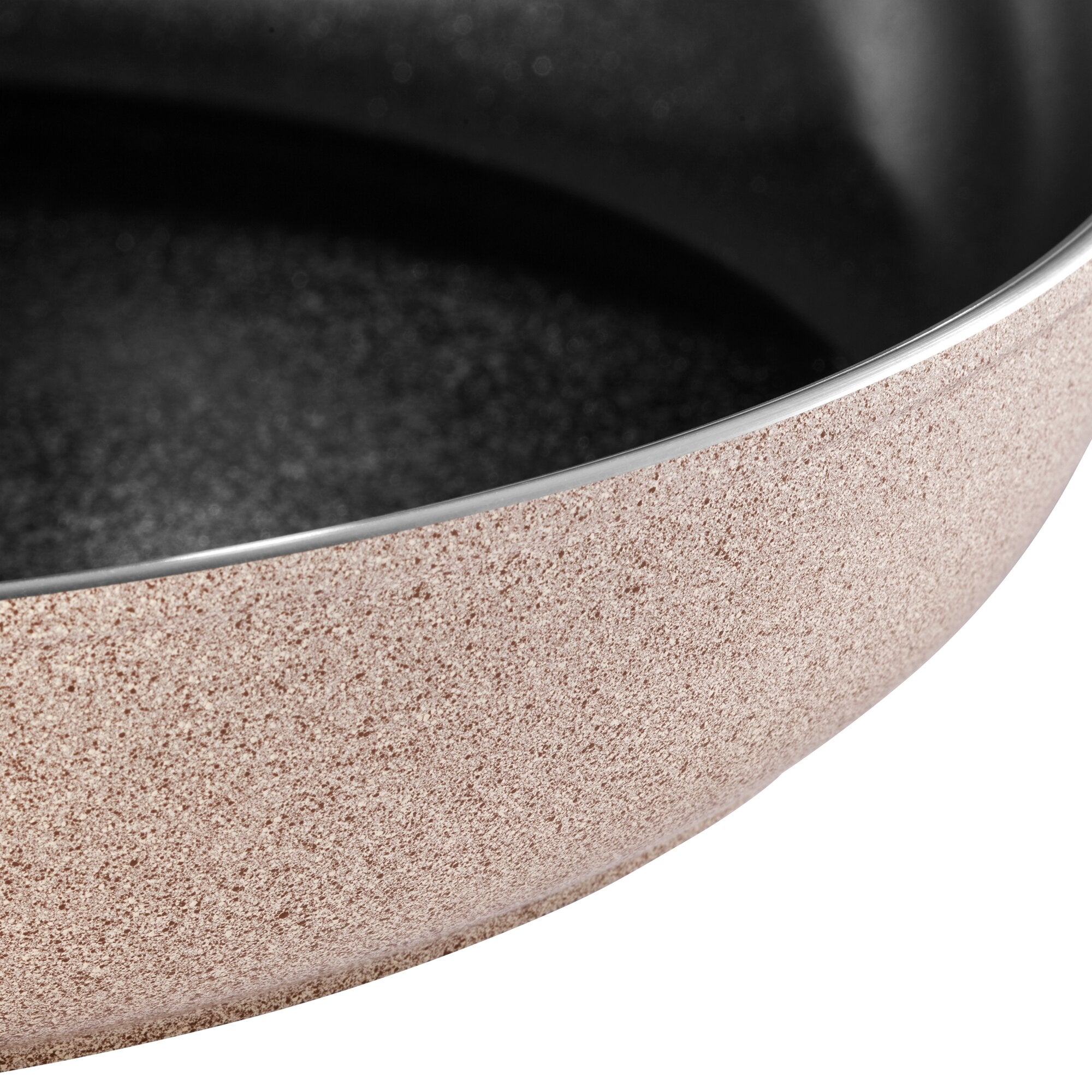 Nahaufnahme einer Ledro Bratpfanne 24 cm: schwarze Innenfläche, beige-speckige Außenoberfläche und silberner Rand
