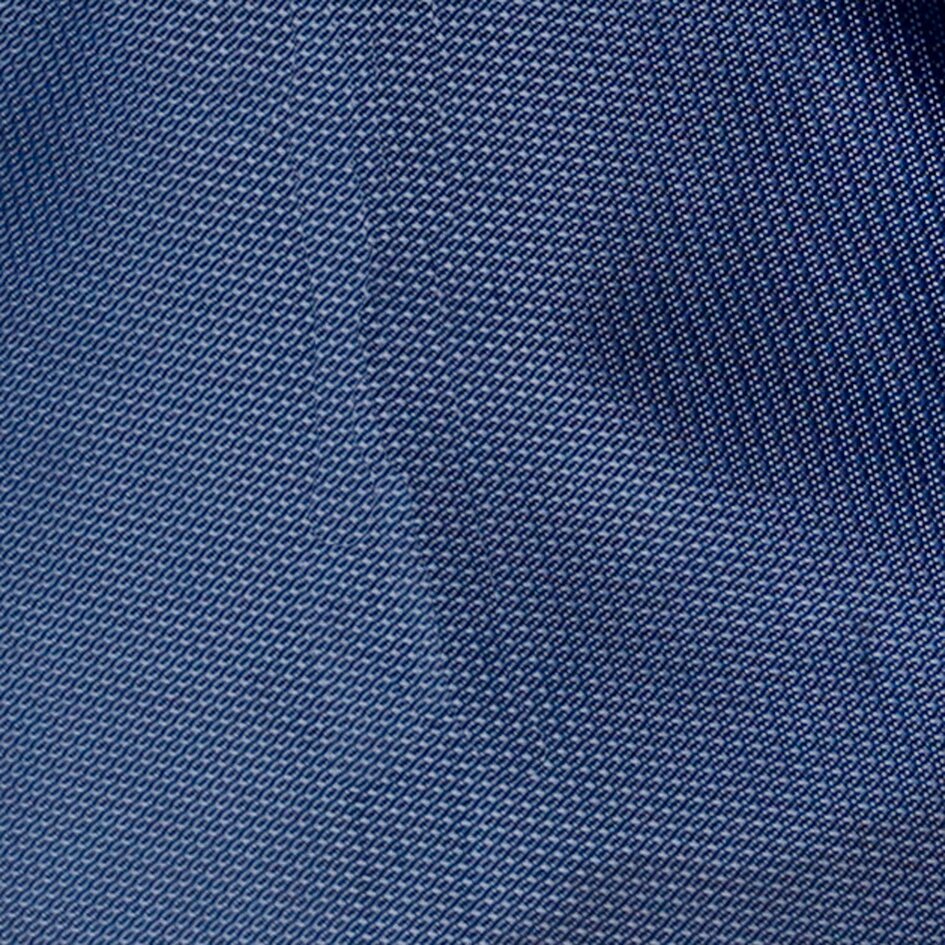 Nahaufnahme eines blauen Gewebestoffs mit feinem, gleichmäßigen Muster und sichtbarer Textur der Fasern