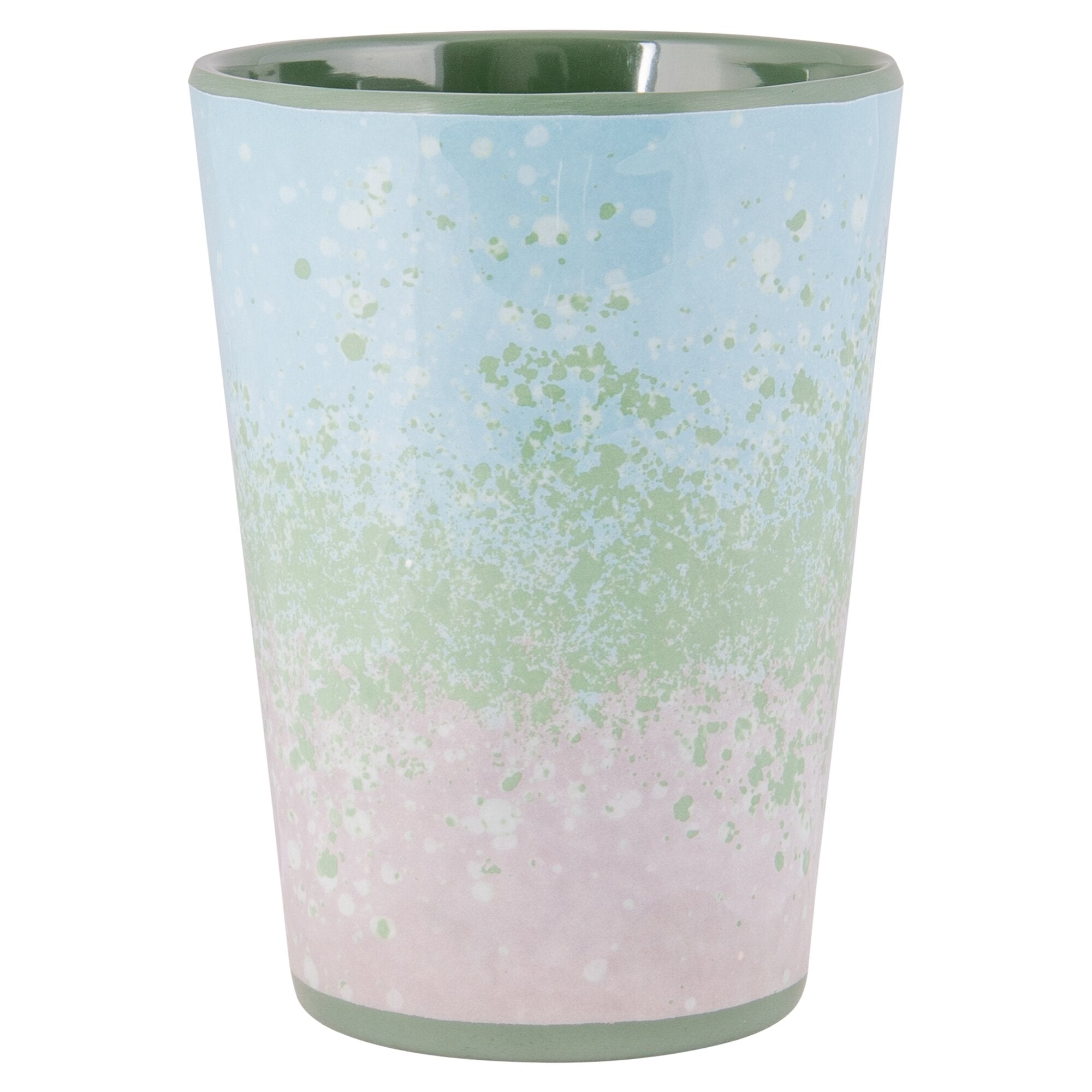 Nahaufnahme eines bunten Trinkbechers mit Farbverlauf von Blau über Grün zu Rosa und weißen Sprenkeln, grüner Innenrand und grünem Bodenabschluss
