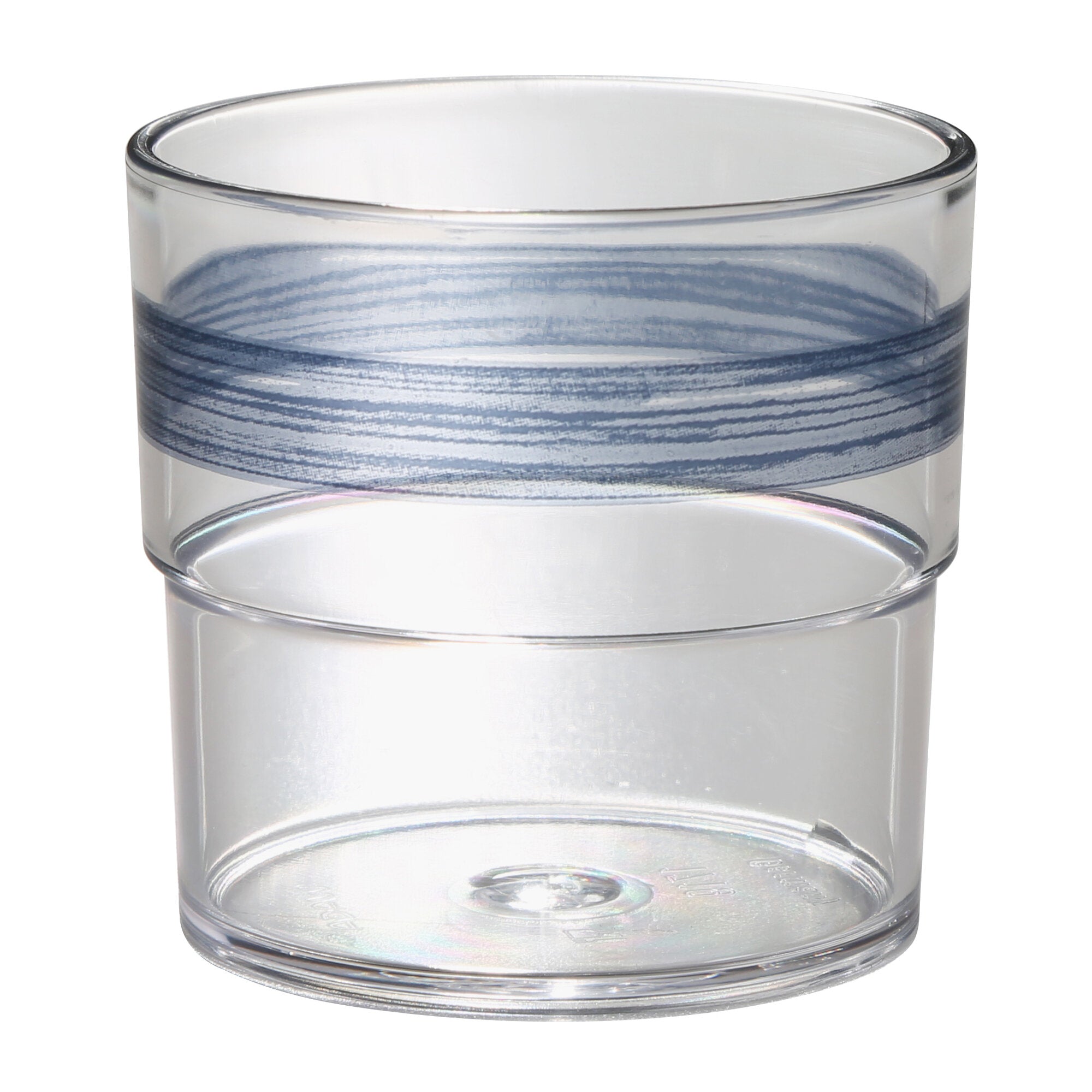 Nahaufnahme eines transparenten Trinkglases mit blauem spiralförmigen Muster um die Mitte, klare Glasstruktur am Rand und Boden