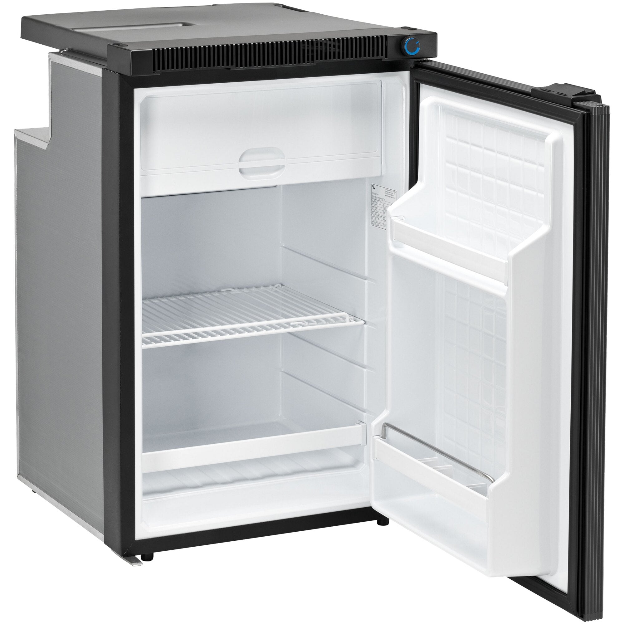 Kompakter Kühlschrank mit Gefrierfach, Tür geöffnet, Innenraum mit Ablagen und kleinem Gefrierfach oben, schwarzes Gehäuse, blauer Knopf an der Front