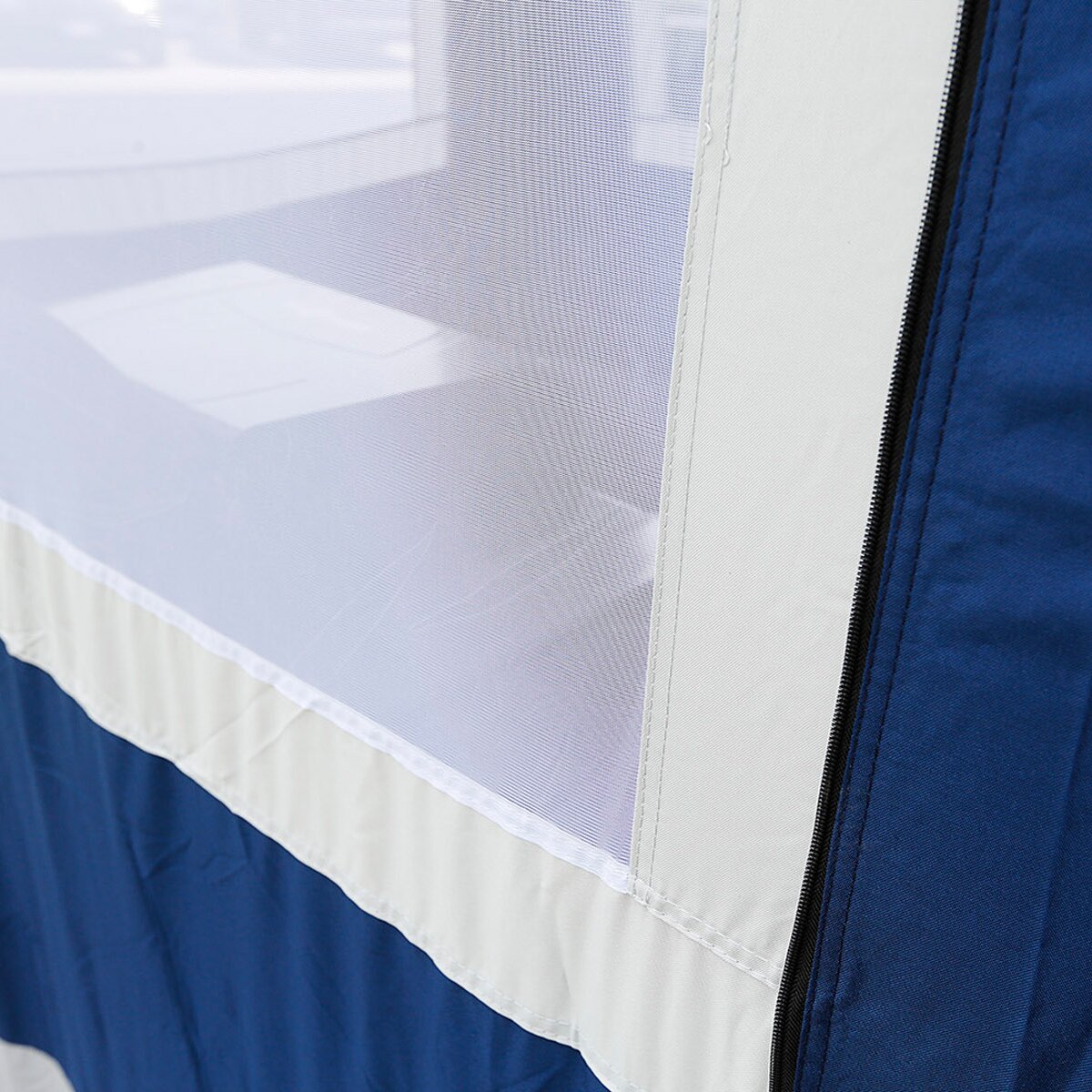 Nahaufnahme einer blauen Küchenzeltwand mit feinem Mesh-Gewebe, weißem Saum unten und seitlichem Reißverschluss