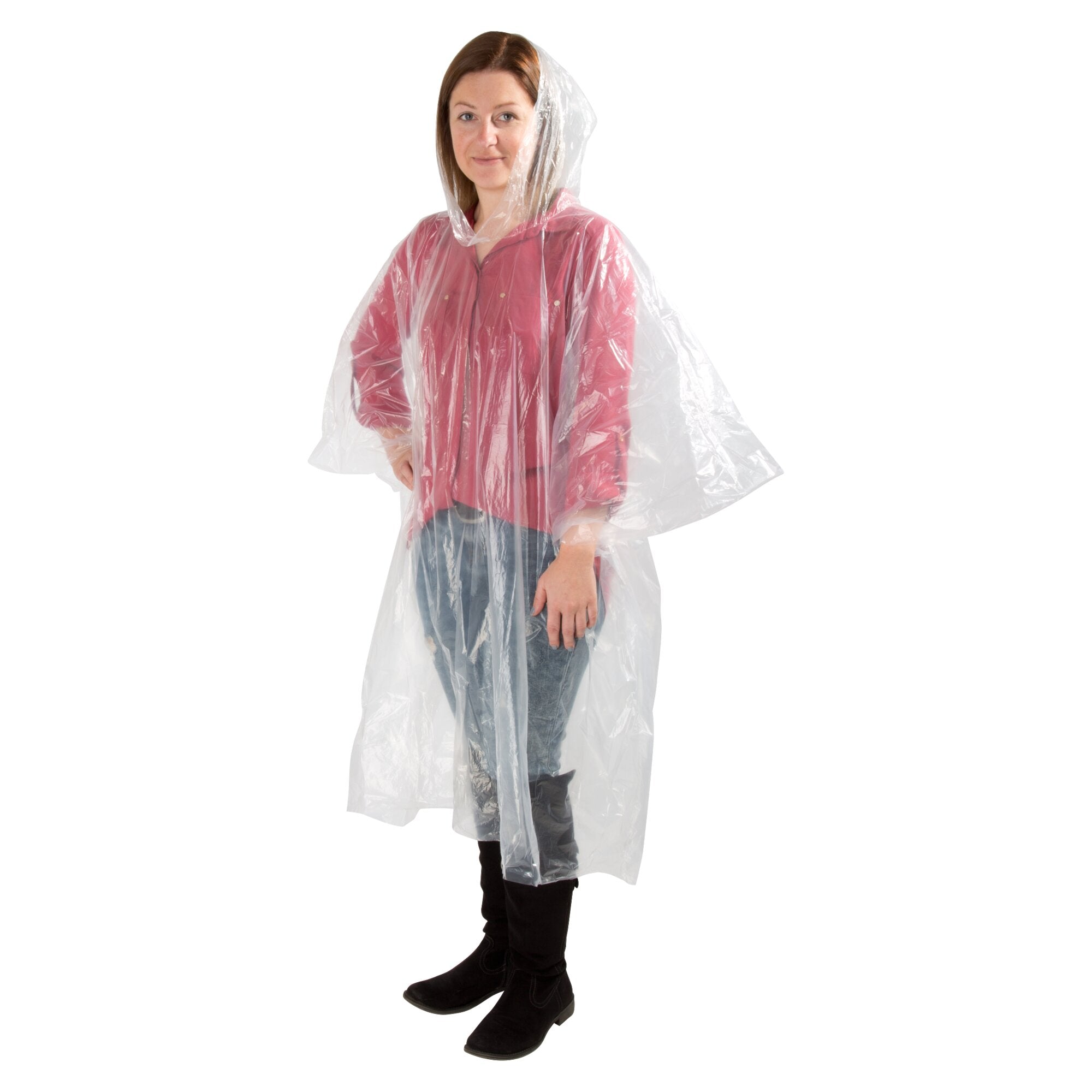 Frau trägt transparenten Regenponcho aus Plastik über rotem Oberteil und Jeans, kniehohe schwarze Stiefel, weißer Hintergrund