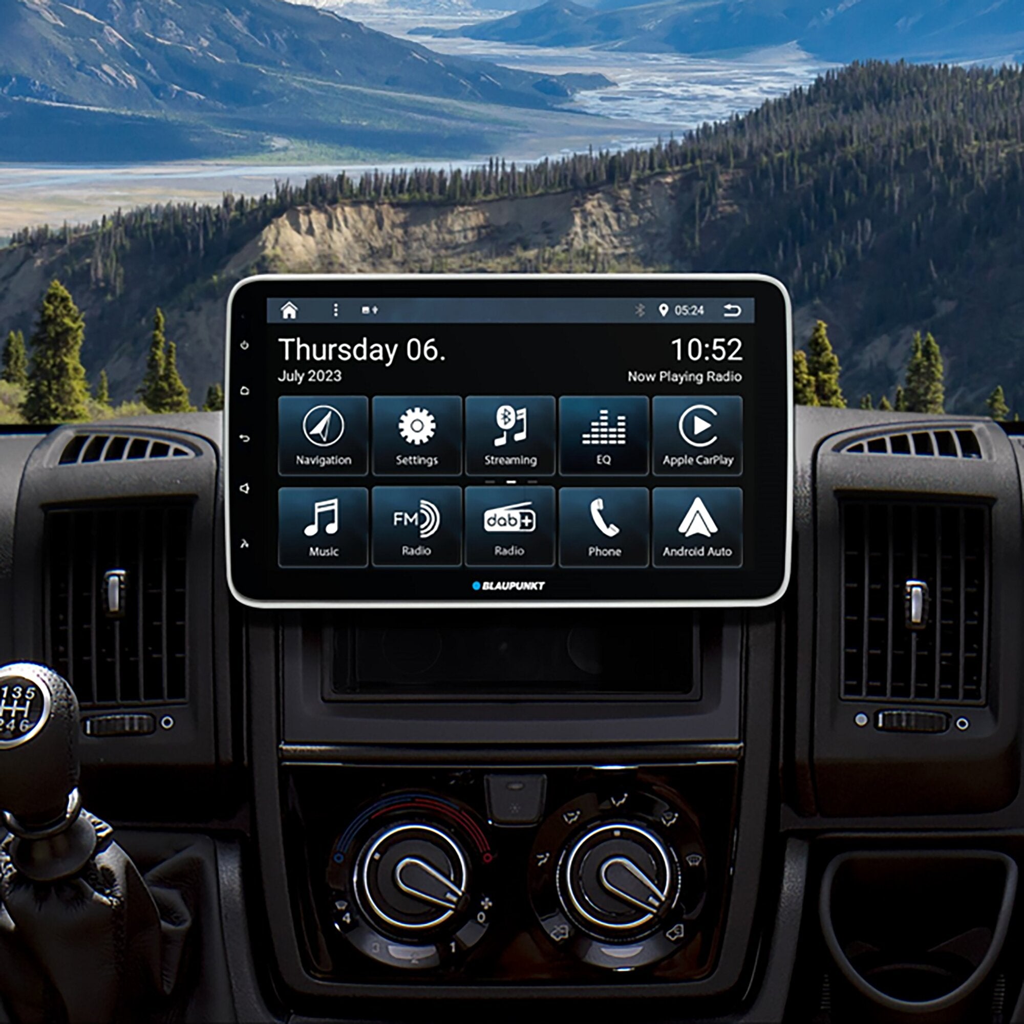 Touchscreen-Infotainmentsystem im Armaturenbrett Blaupunkt Hamburg 948 DAB mit Symbolen für Navigation, Streaming, Settings und Apple CarPlay