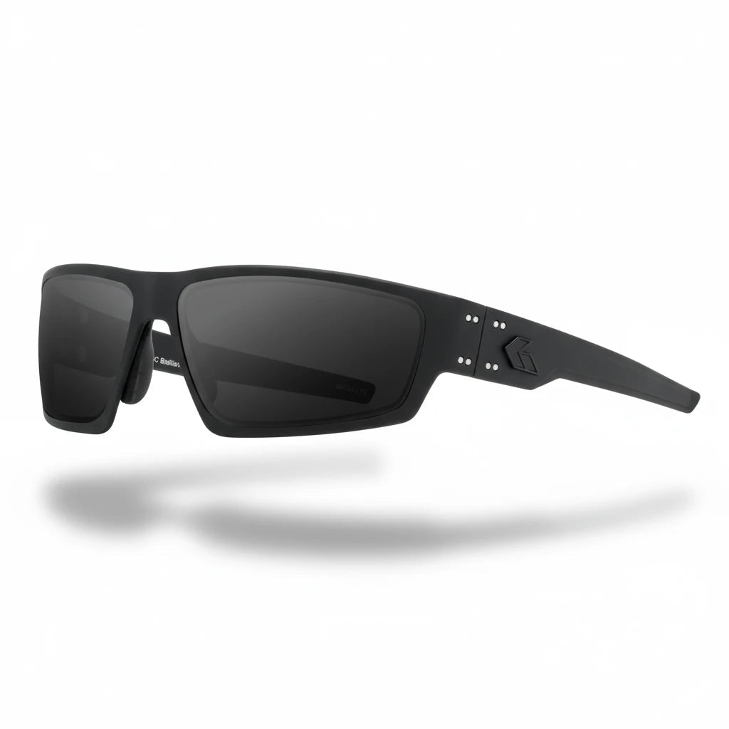 Schwarze GATORZ MILSPEC Ballistic Warhawk Schutzbrille mit mattem Rahmen und dunklen, verspiegelten Gläsern, seitliches.