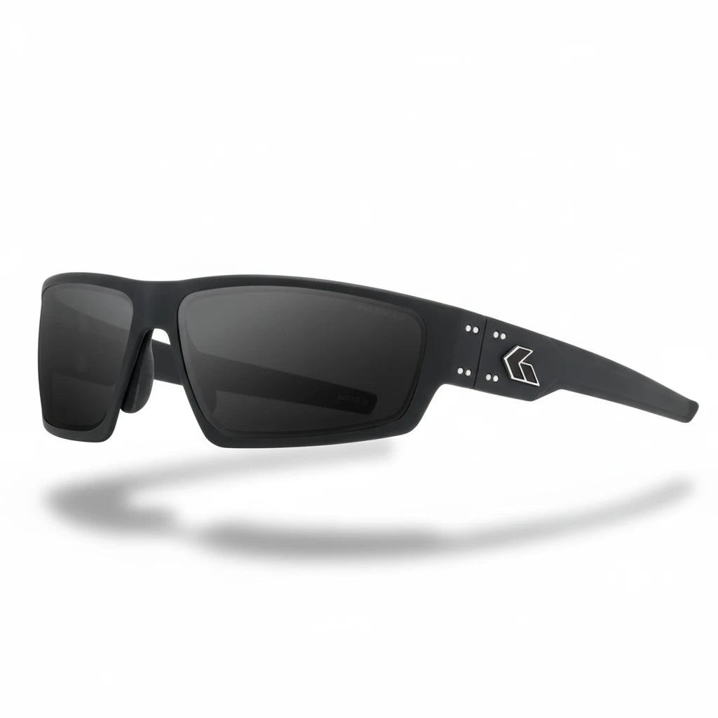 Schwarze Warhawk-Sonnenbrille mit rechteckigen dunkel getönten Gläsern und silbernem Gatorz-Logo am Bügel.