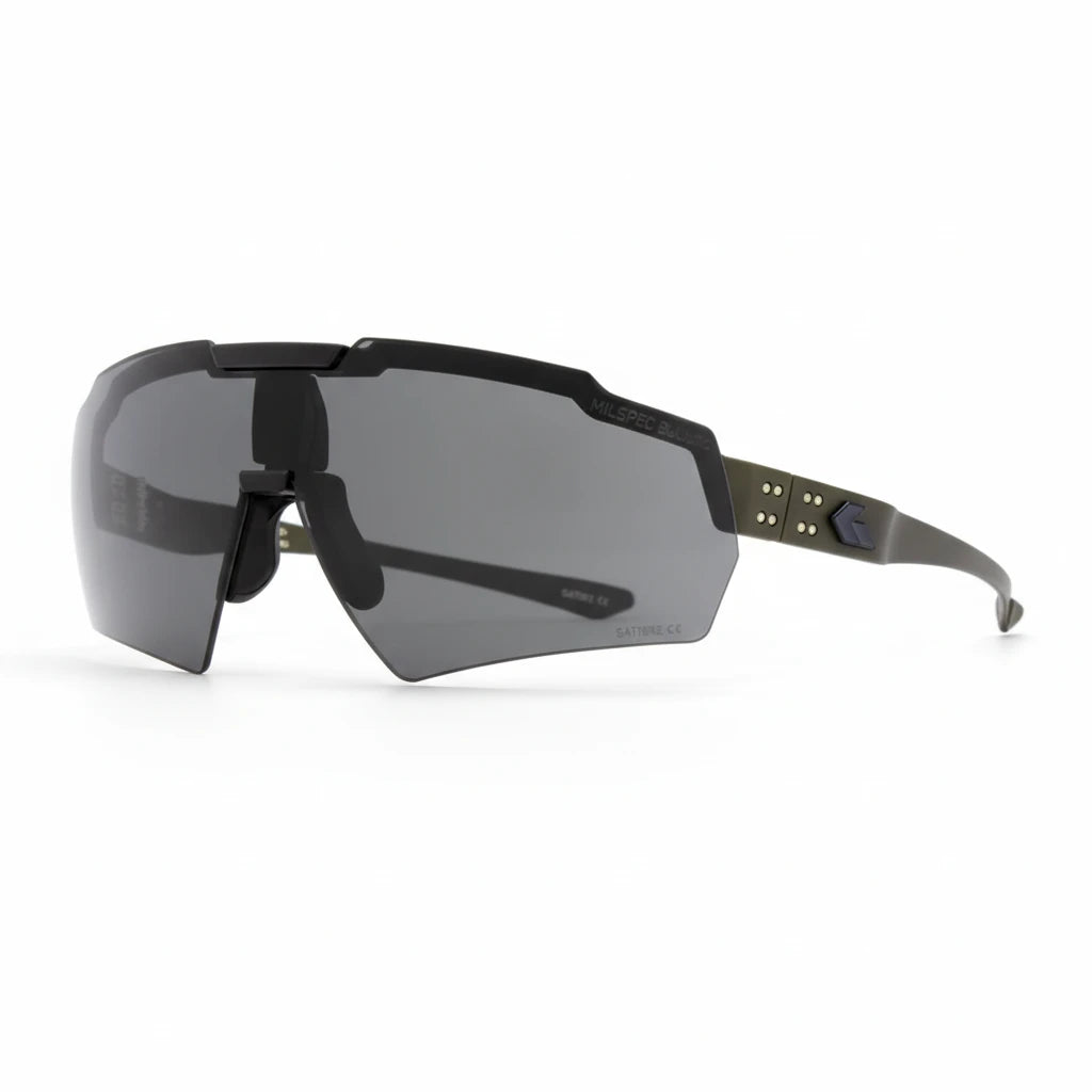Schwarze taktische Schutzbrille mit grauen, gebogenen Militär-Schildgläsern und robustem Rahmen mit belüfteten Bügeln und.