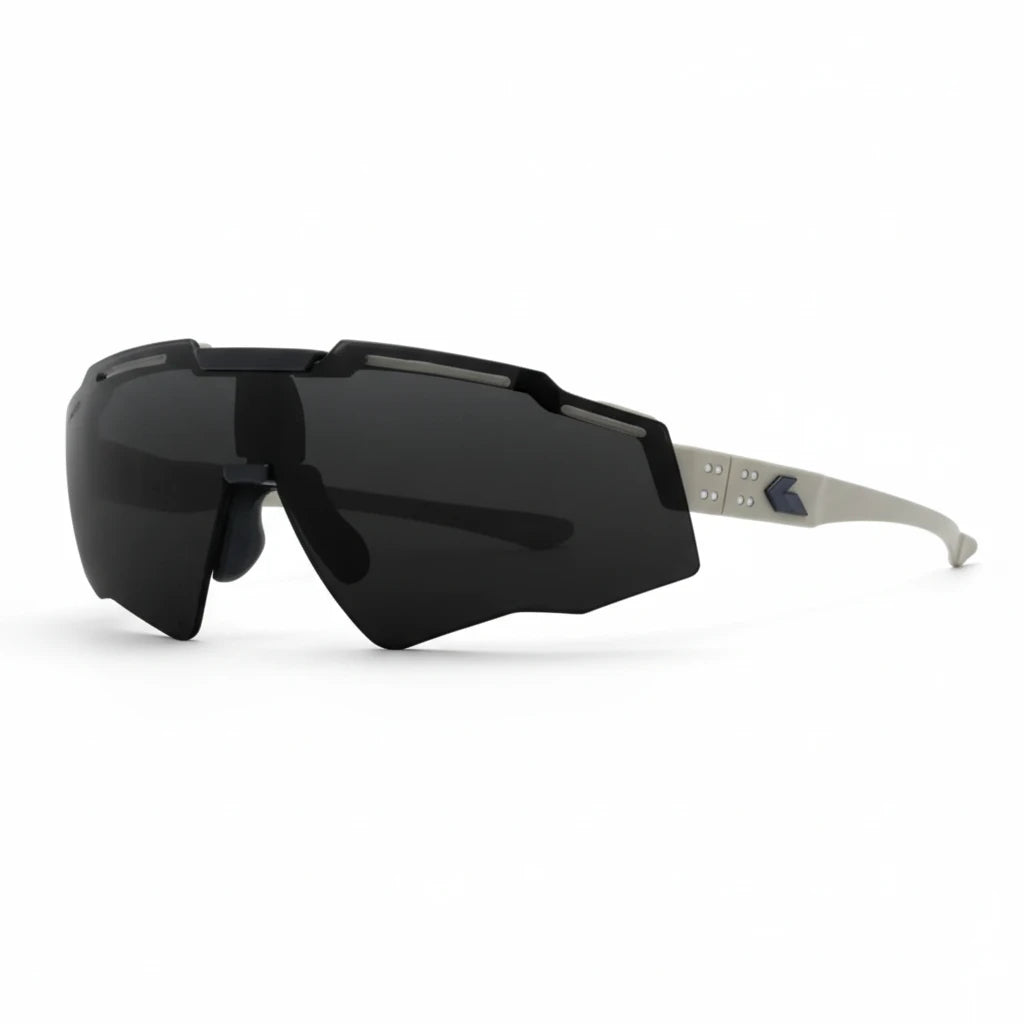 Schwarze GATORZ MILSPEC Ballistic Blastshield B2 Schutzbrille mit getöntem, geradem Glas und sandfarbenen, matten Bügeln.