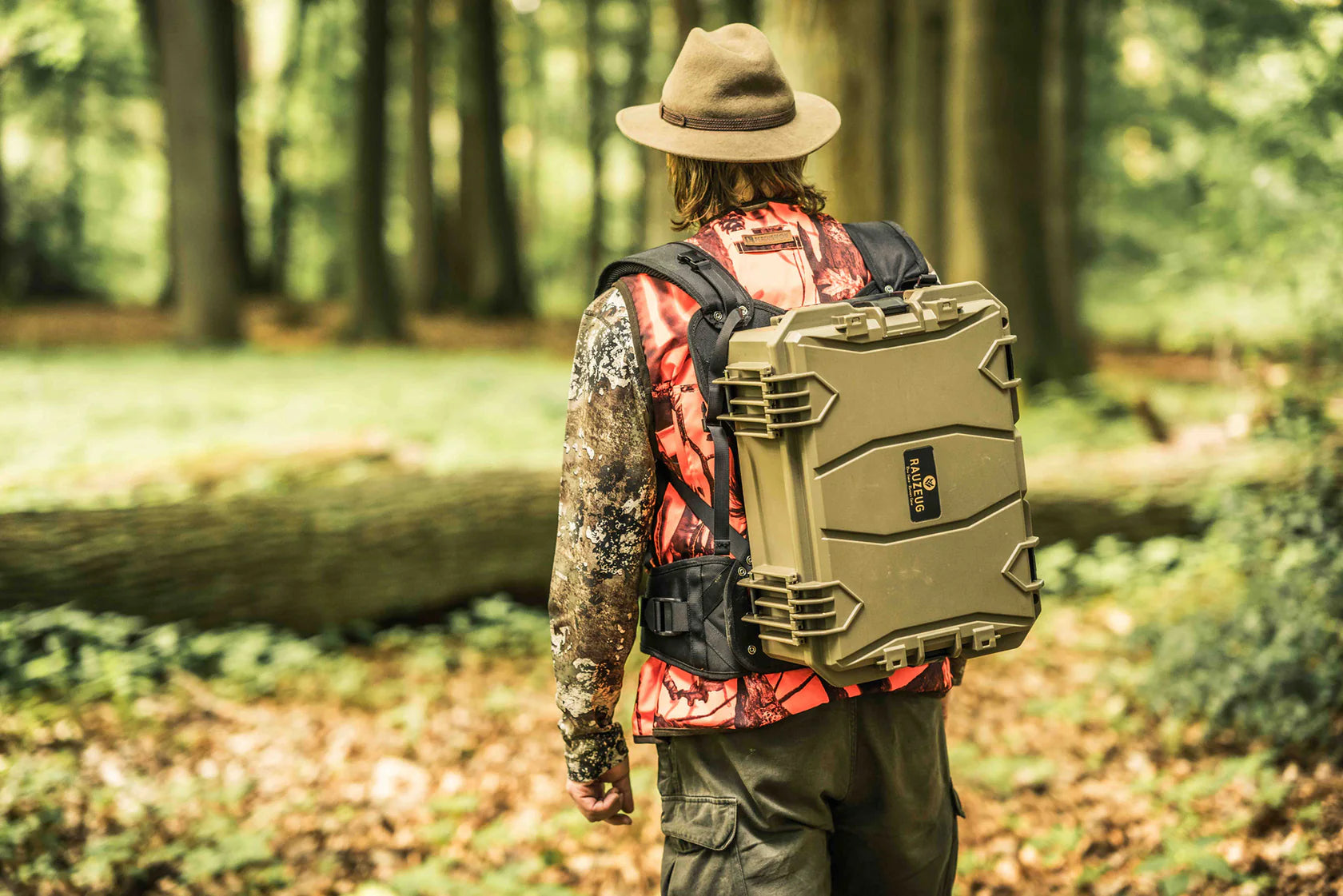 Outdoor-Rucksack in Tarnmuster mit robustem, eckigem, schwarzem Hartschalenkofferaufsatz, mehrfach verschraubt und mit.