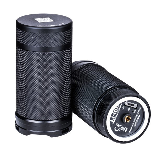 Zylindrischer schwarzer NEXTORCH BA30 Ersatzakku mit rutschfester Struktur und USB-C Ladeanschluss vorne, zwei Akkus stehend .