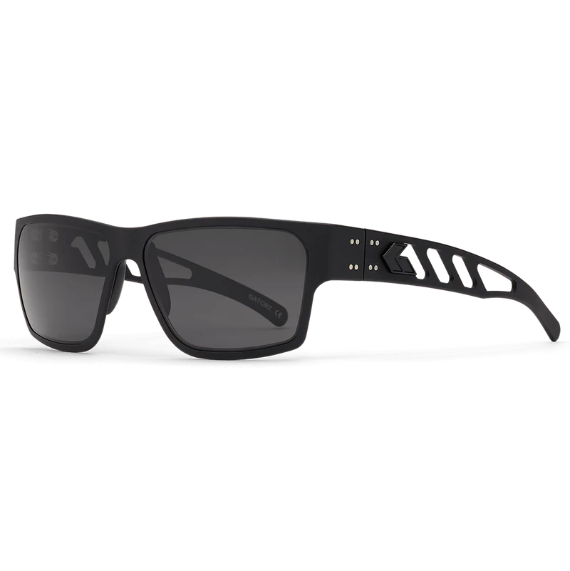 Schwarze GATORZ Delta M4 Sonnenbrille mit mattem Cerakote-Rahmen, rechteckigen Smoke Polarized Gläsern und perforierten.