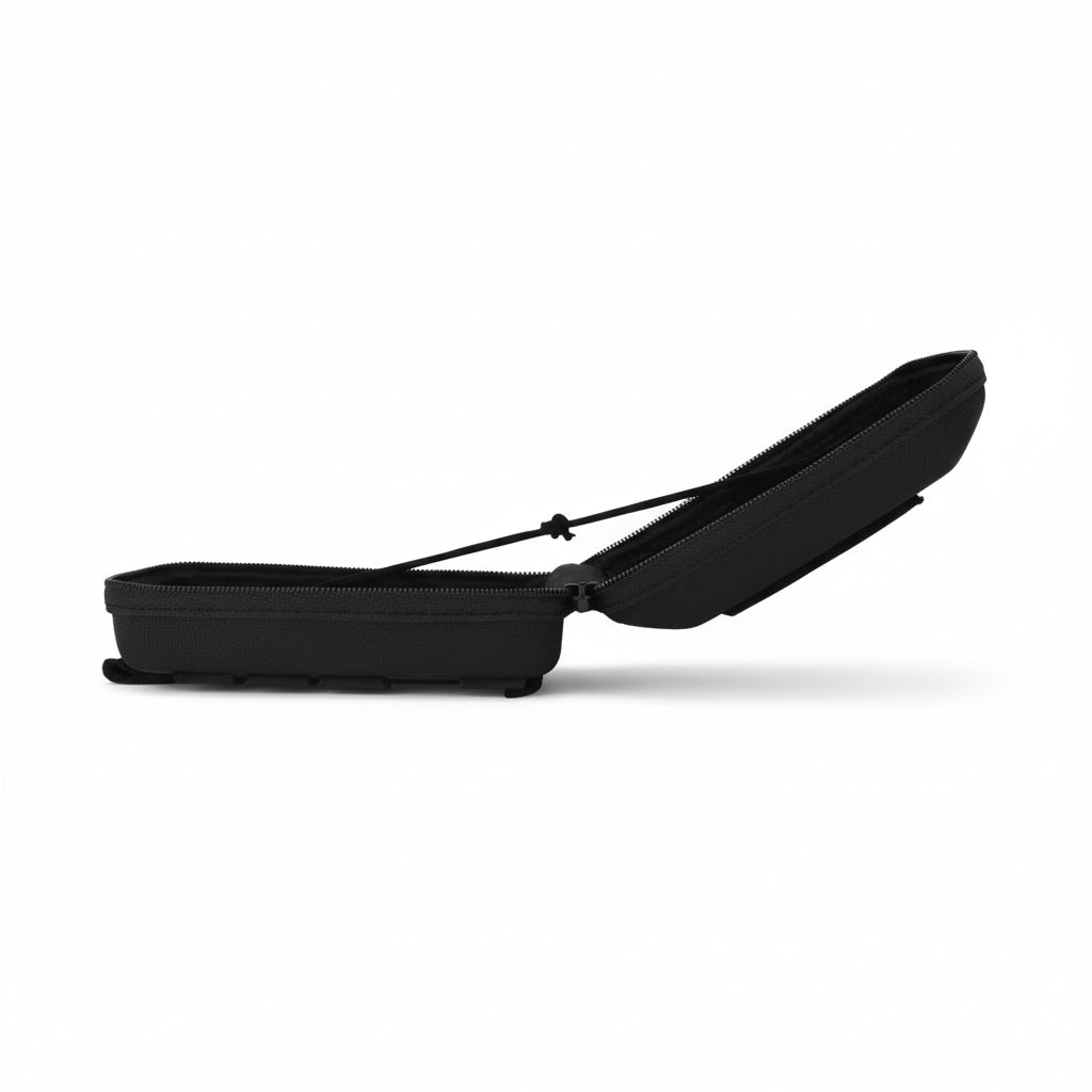 Schwarzes, hartschaliges GATORZ Molle Brillenetui mit rechteckiger Form, aufgeklappt und mit elastischem Band für sicheren.