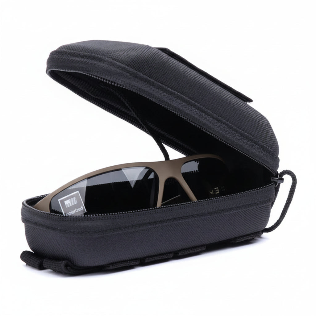 Schwarze GATORZ Molle Sonnenbrillen-Box aus robustem Material mit aufklappbarem Deckel, in dem eine braune Sonnenbrille mit.