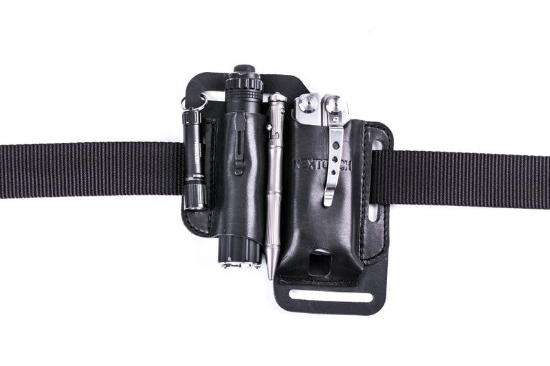 Schwarzes Echtleder EDC-Holster mit drei Fächern, bestückt mit schwarzen und silbernen Taschenlampen und Multitool, an.