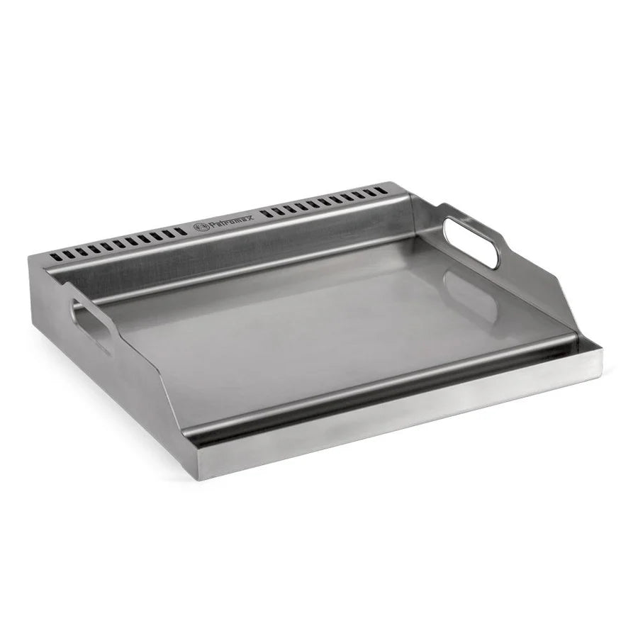 Robuste graue Petromax Plancha Grillplatte aus Metall mit Griffen, flache Kochfläche und erhöhter Rückwand, rechteckiges.