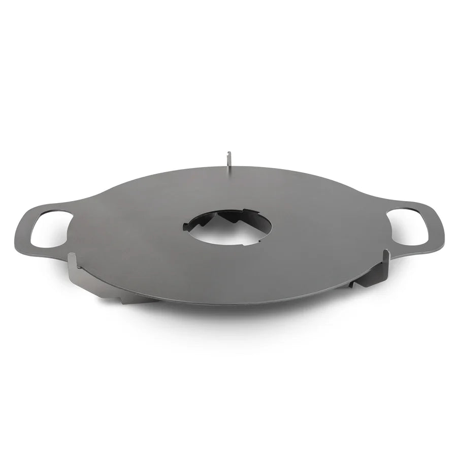 Runde Petromax Atago Grillplatte aus schwarzem Gusseisen mit zwei Griffen und zentraler Öffnung für Feuerstelle.