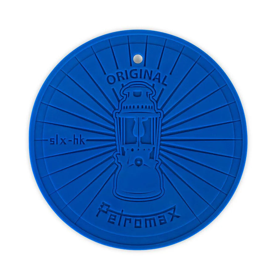 Runder blauer Silikonuntersetzer mit geprägtem Petromax-Logo und Laternenmotiv, Loch zur Befestigung oben.