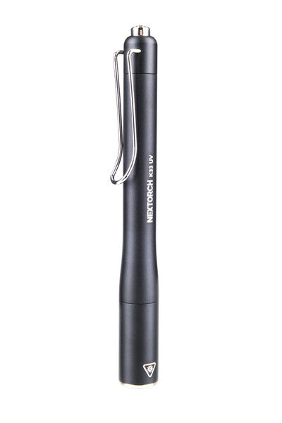 Schwarze kompakte Stift-Taschenlampe NEXTORCH K30 mit silbernem Clip und weißem Firmenlogo am unteren Ende.