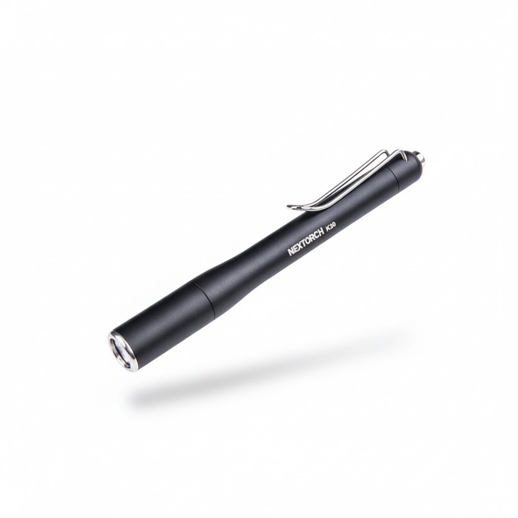 Schwarze NEXTORCH K30 Stift-Taschenlampe mit mattem Gehäuse, silbernem Clip, weißer Schriftzug und USB-C Ladeanschluss.