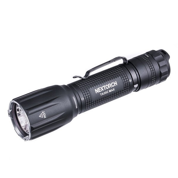 Schwarze NEXTORCH TA30C MAX taktische Taschenlampe mit griffigem Körper, Clip und transparentem LED-Leuchtkopf, 3000 Lumen.