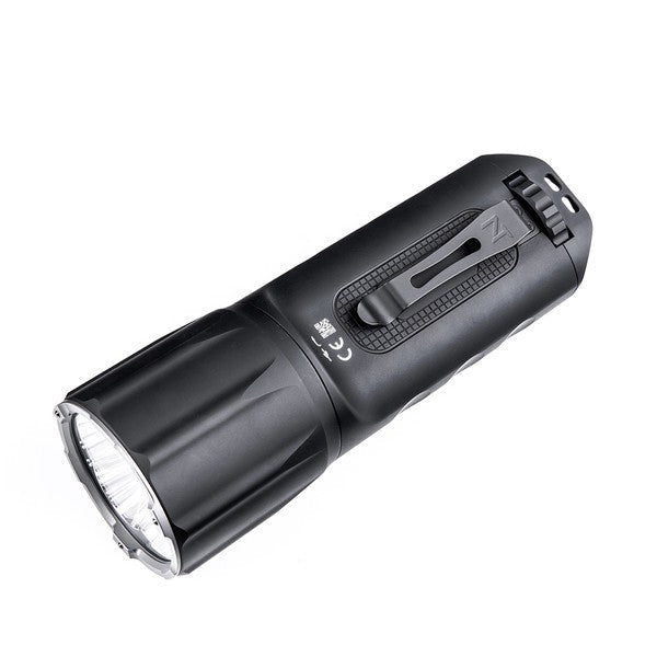 Schwarze taktische Nextorch TA31 Taschenlampe mit breiter LED-Linse, USB-C-Anschluss und Seitenschalter, kompakte Bauform.
