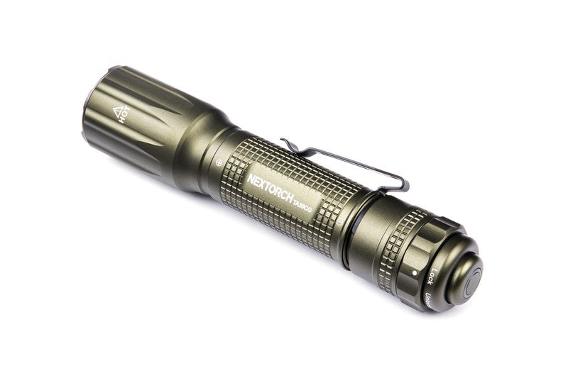 Taktische, grüne NEXTORCH TA30CG Taschenlampe mit Metallclip, USB-C Ladeanschluss und geriffeltem Griff.
