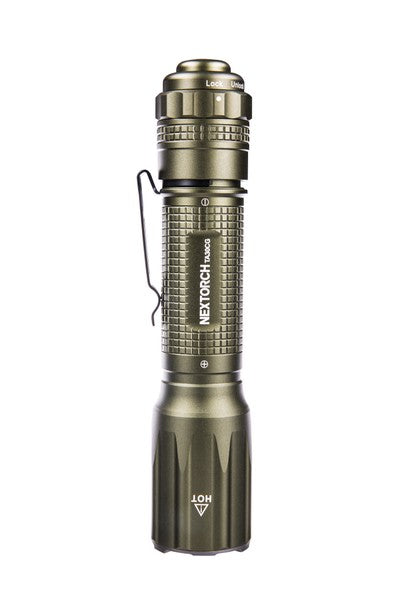Taktische grüne NEXTORCH TA30CG LED-Taschenlampe mit Aluminiumgehäuse, geriffelter Griffstruktur und Clip, 1600 Lumen.