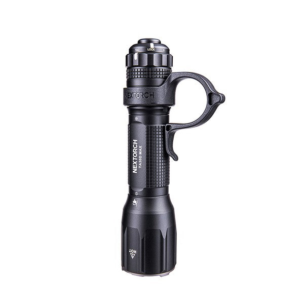 Schwarze taktische LED-Taschenlampe NEXTORCH TA30D MAX mit Metallgehäuse, seitlicher Schalter, griffiger Struktur und.